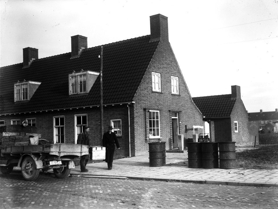 Een winkel in de hoofdplaats van de Noordoostpolder Emmeloord, Bestanddeelnr 901-3666