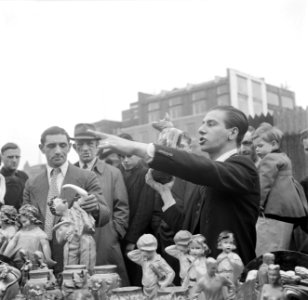 Een standwerker prijst zijn koopwaar aan, Bestanddeelnr 191-0935