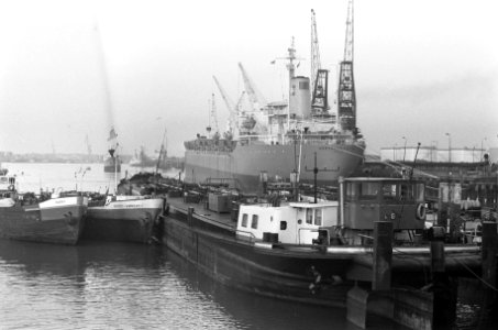 Een zeeschip lost achter in de 3e petroleumhaven in de Botlek bij Aluchemie gron, Bestanddeelnr 926-9133