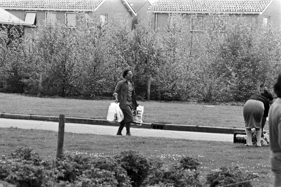 Eerste dag gijzeling school Bovensmilde Zuidmolukse vrouw gaat met voedsel naar, Bestanddeelnr 929-1919