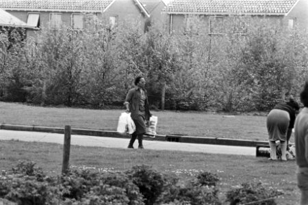 Eerste dag gijzeling school Bovensmilde Zuidmolukse vrouw gaat met voedsel naar, Bestanddeelnr 929-1919