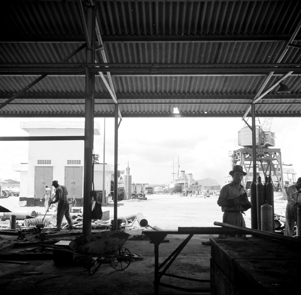 Een werkplaats in de haven van de olieraffinaderij van de CPIM op de Isla op Cur, Bestanddeelnr 252-7740