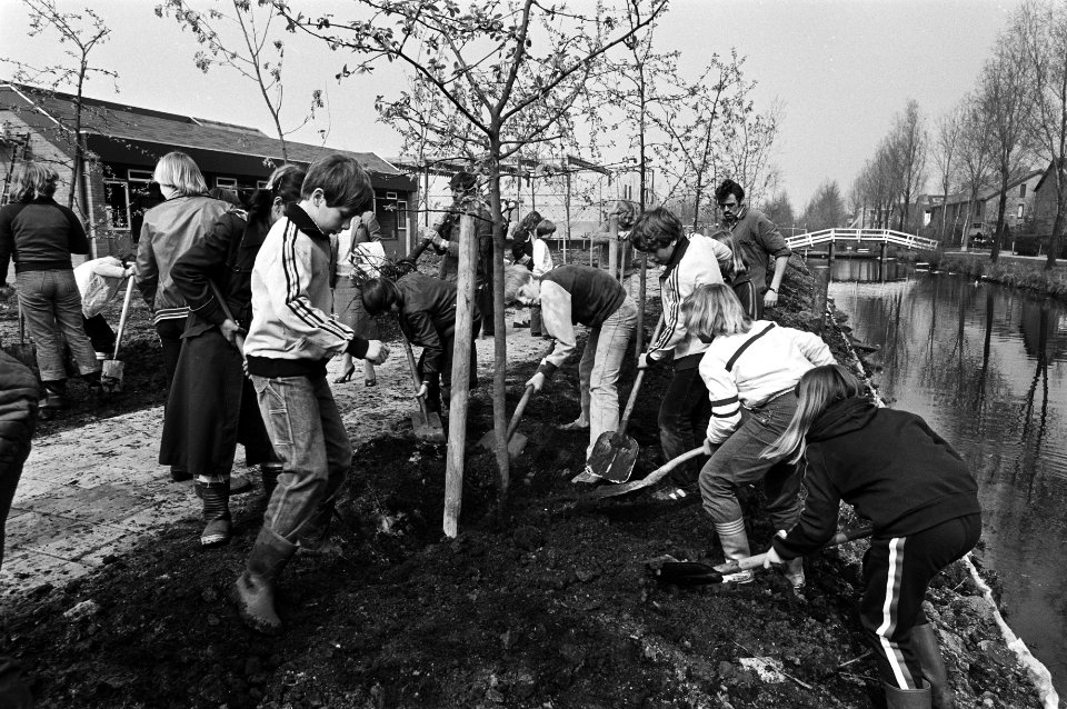 Eerste bomen geplant in voormalige gifwijk van Lekkerkerk door kinderen van scho, Bestanddeelnr 931-4227
