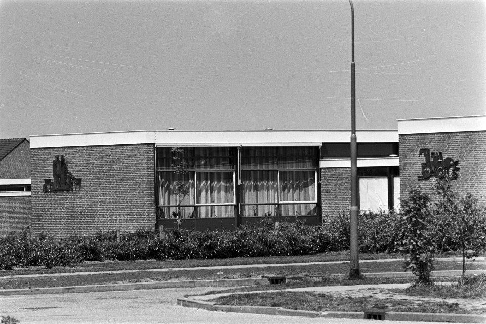 Eerste dag gijzeling school Bovensmilde exterieur school, Bestanddeelnr 929-1927
