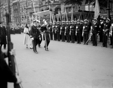 Eerste dag bezoek Noorse Koning , inspectie erewacht, Bestanddeelnr 906-6598