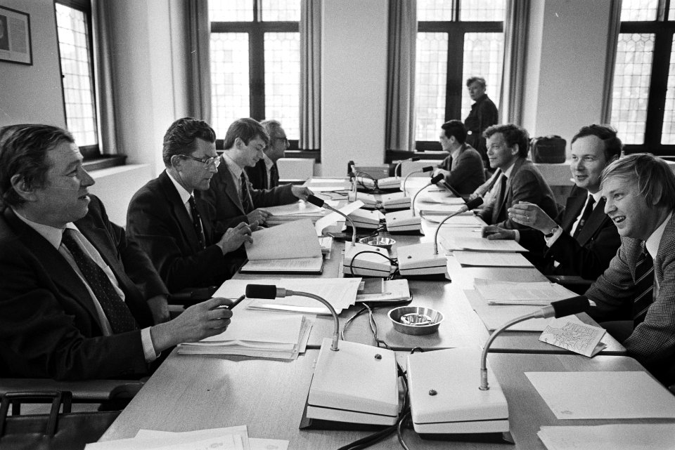 Eerste bijeenkomst van de Parlementaire Enquête Commissie RSV links Marcel van , Bestanddeelnr 932-5578