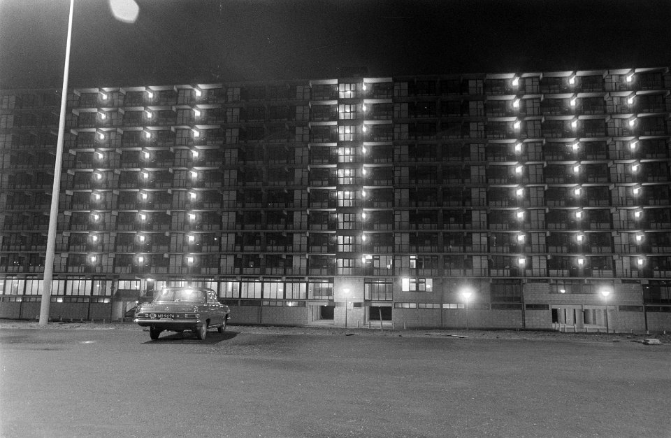 Eerste bewoners in Bijlmermeer flatgebouw des avonds, Bestanddeelnr 921-8922