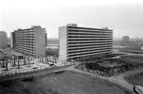Eerste bewoners Molenwijk te Amsterdam. Rechts de flat die nu bewoond wordt, lin, Bestanddeelnr 921-2111