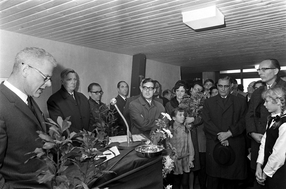 Eerste bewoners in Bijlmermeer. Wethouder Elsenburg (links) tijdens toespraak, t, Bestanddeelnr 921-8859