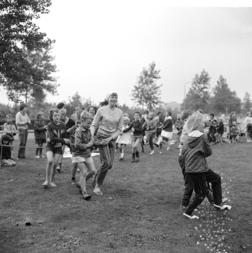Eerste Bosdag, volksdansen voor de kinderen, Bestanddeelnr 918-0383