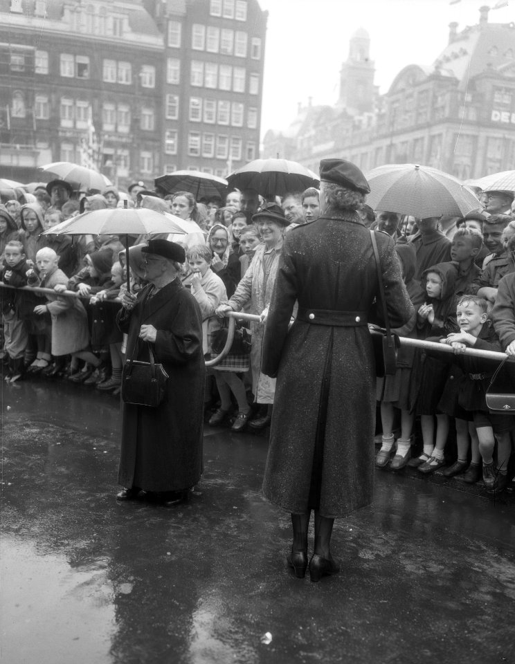 Eerste dag bezoek Noorse Koning , oude opoe Juliana, Bestanddeelnr 906-6605