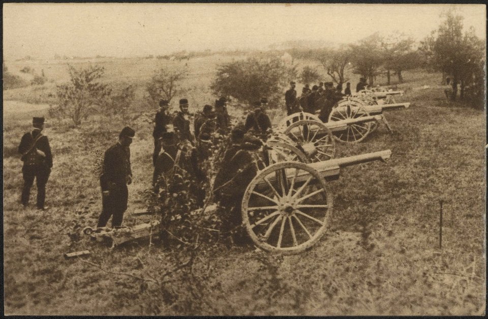 Eene batterij van de beroemde 75er gereed tot schieten opgesteld. - Op het ogenb, Bestanddeelnr 158-1885