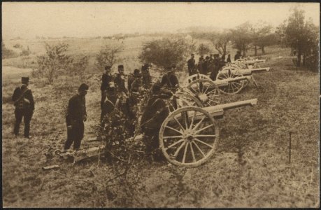 Eene batterij van de beroemde 75er gereed tot schieten opgesteld. - Op het ogenb, Bestanddeelnr 158-1885