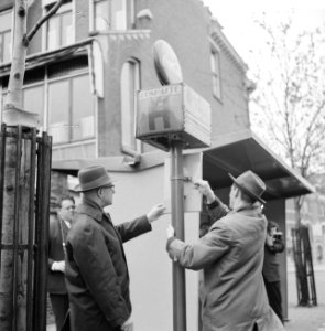 Eerste bordjes dienstregeling tram te Rotterdam geplaatst hoek Avenue Concordia , Bestanddeelnr 917-7010