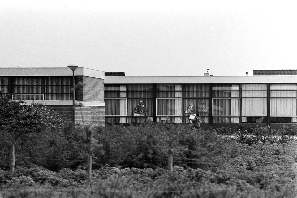 Eerste dag gijzeling school Bovensmilde exterieur school, Bestanddeelnr 929-1926