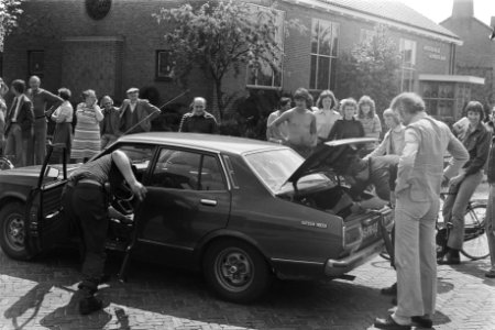 Eerste dag gijzeling school Bovensmilde auto van bewoner die door afzetting wil, Bestanddeelnr 929-1924