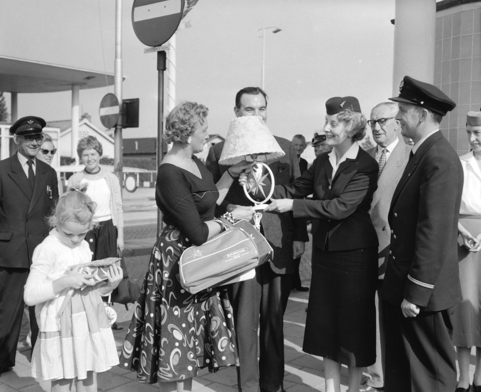 Eenmiljoenste bezoeker op Schiphol mevrouw W J Van Es, Bestanddeelnr 909-8147