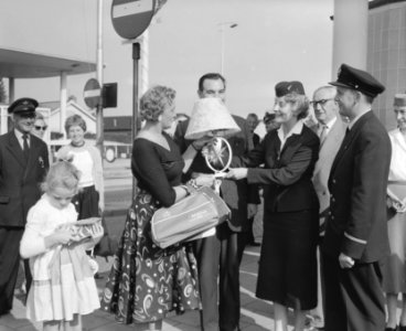 Eenmiljoenste bezoeker op Schiphol mevrouw W J Van Es, Bestanddeelnr 909-8147
