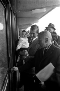 Eerste bewoners Molenwijk te Amsterdam. Wethouder Elsenburg opent eerste woning , Bestanddeelnr 921-2109