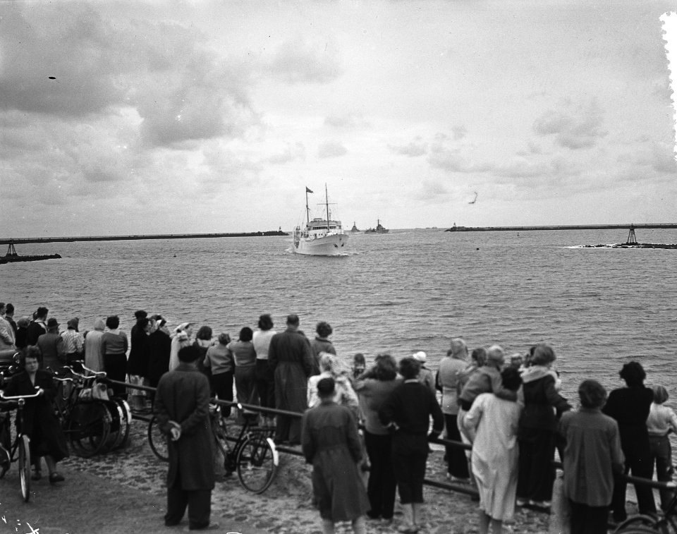 Eerste dag bezoek Noorse Koning , aankomst jacht pieren IJmuiden, Bestanddeelnr 906-6593