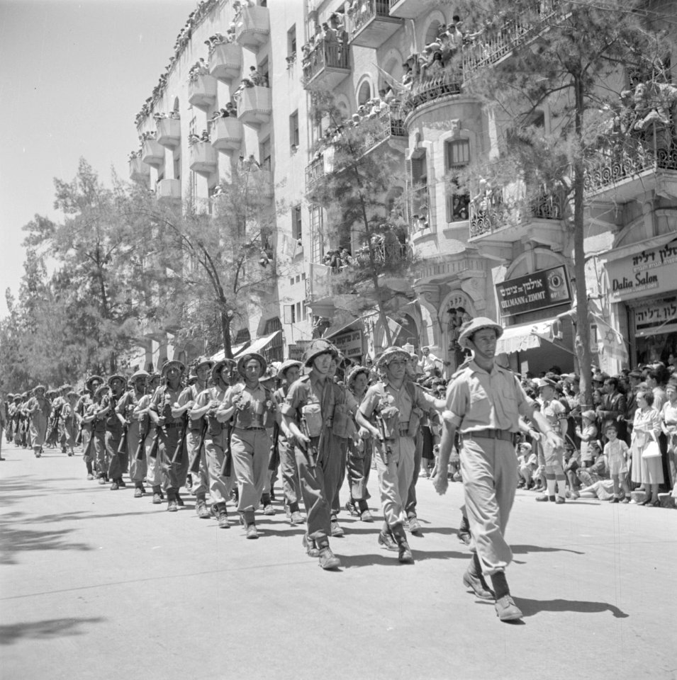 Eenheid infanterie tijdens de militaire parade op 15 mei 1949 te Jeruzalem bij …, Bestanddeelnr 255-1000