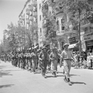 Eenheid infanterie tijdens de militaire parade op 15 mei 1949 te Jeruzalem bij …, Bestanddeelnr 255-1000