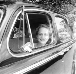 Een vrouw met de voornaam Liesbet in een auto, waarschijnlijk in Moengo, Bestanddeelnr 252-6973