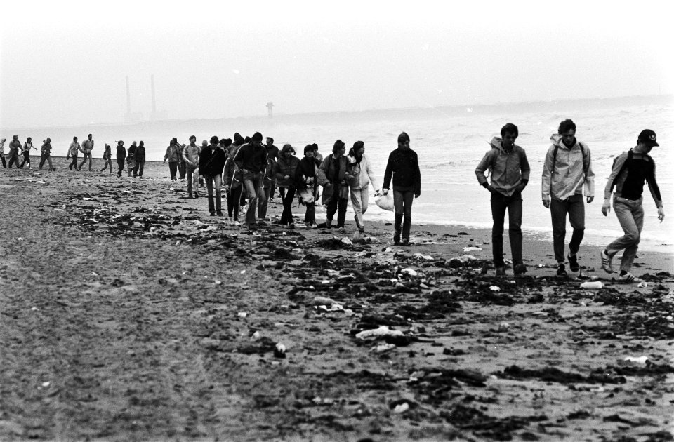 Eerste dag deelnemers aan de strandzesdaagse vanaf Hoek van Holland onderweg, Bestanddeelnr 930-9351