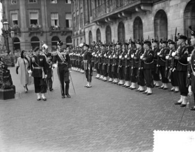 Eerste dag bezoek Noorse Koning , inspectie erewacht, Bestanddeelnr 906-6599