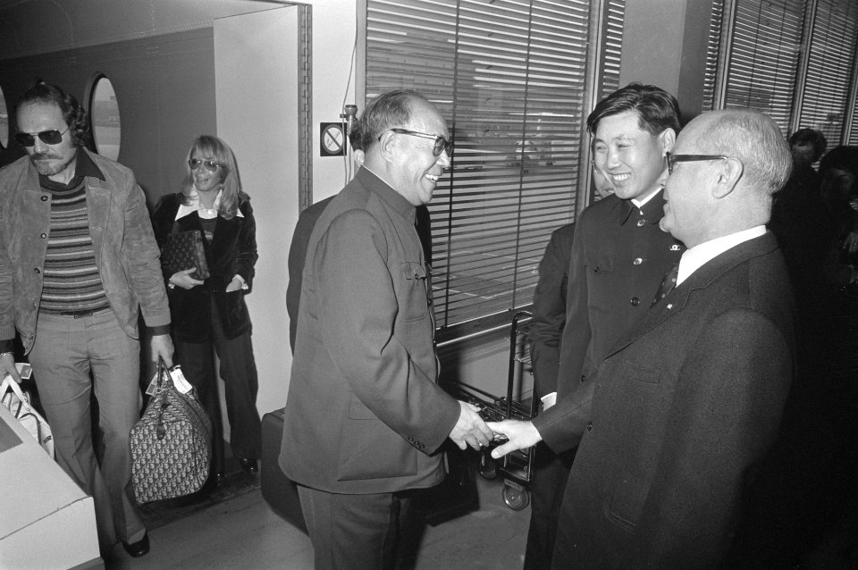Eerste ambassadeur van Chinese Volksrepubliek in Nederland arriveert op Schiphol, Bestanddeelnr 925-9964