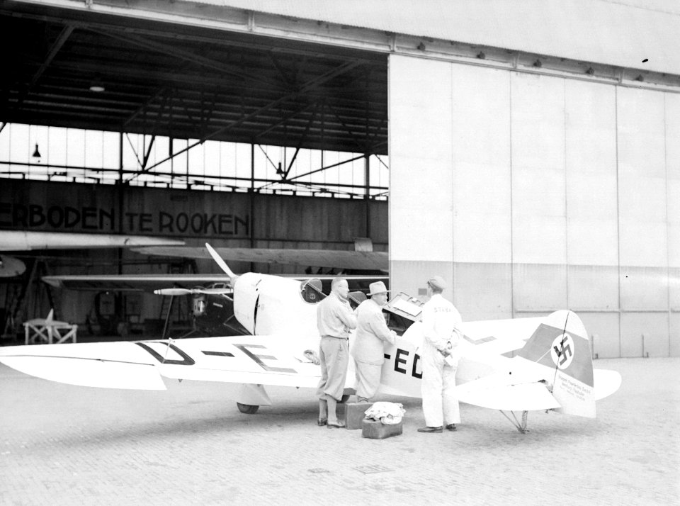 EenDuitse Fieseler Fi5R laagdekker (D-EDIL) op de Rotterdamse luchthaven Waalhav, Bestanddeelnr 255-8643