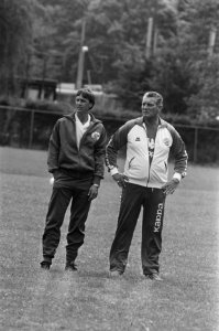 Eerste Ajaxtraining nieuwe seizoen Johan Cruijff (l) en Cor van der Hart (een v, Bestanddeelnr 933-3726