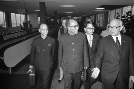 Eerste ambassadeur van Chinese Volksrepubliek in Nederland arriveert op Schiphol, Bestanddeelnr 925-9965