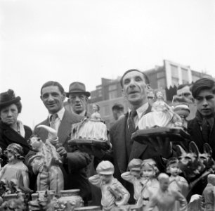 Een standwerker prijst zijn koopwaar aan, Bestanddeelnr 191-0943