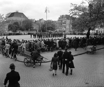Een wandeling door Amsterdam die een serie enkele specifiek Amsterdamse merkwa, Bestanddeelnr 900-9194