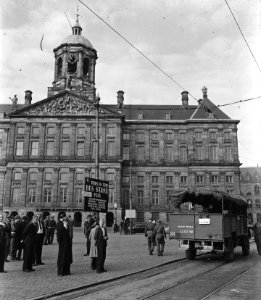 Een wandeling door Amsterdam die een serie enkele specifiek Amsterdamse merkwa, Bestanddeelnr 900-9189
