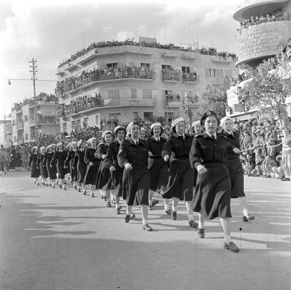Eenheid vrouwelijk marinepersoneel tijdens de militaire parade in Haifa bij gele, Bestanddeelnr 255-0990