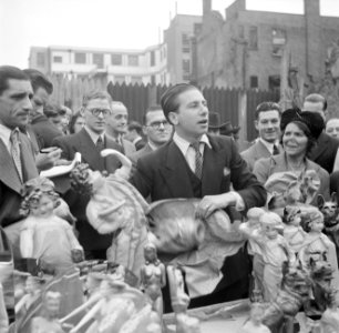 Een standwerker prijst zijn koopwaar aan, Bestanddeelnr 191-0940