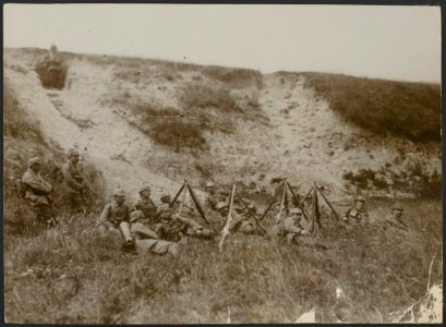 Eenheid van Duitse militairen rust in het gras terwijl er één op de uitkijk staa, Bestanddeelnr 158-2012