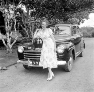Een vrouw met de voornaam Liesbet bij een auto, waarschijnlijk in Moengo, Bestanddeelnr 252-6975