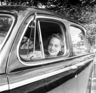 Een vrouw met de voornaam Liesbet in een auto, waarschijnlijk in Moengo, Bestanddeelnr 252-6972
