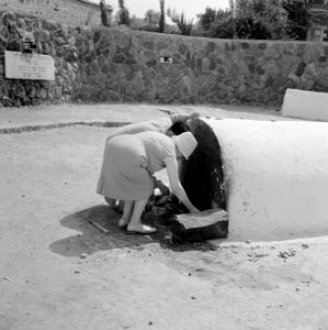 Een vrouw legt een briefje neer bij de graftombe van de filosoof en arts rabbi …, Bestanddeelnr 255-4105