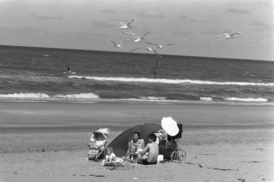 Eenzame badgasten op strand Zandvoort, Bestanddeelnr 934-2934