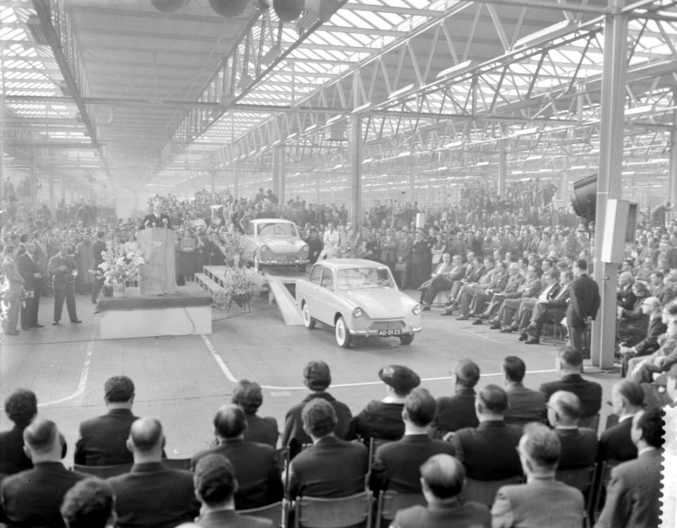Eerste DAF personenauto is van de band gekomen in Eindhoven, de eerste wagen loo, Bestanddeelnr 910-2384