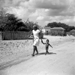 Een vrouw met kind op Curaçao, Bestanddeelnr 252-7497
