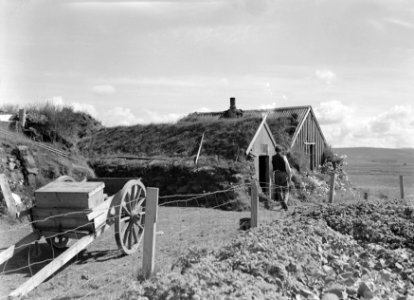 Eenvoudige boerderij deels gedekt met graszoden en wanden van gestapelde stenen, Bestanddeelnr 190-0409