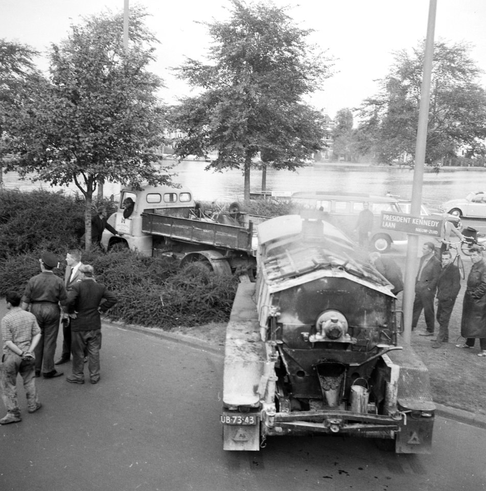 Eenzijdig verkeersongeval waarbij een vrachtwagen met aanhanger in het plantsoen, Bestanddeelnr 919-5395