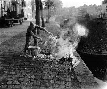 Een wandeling door Amsterdam die een serie enkele specifiek Amsterdamse merkwa, Bestanddeelnr 900-9172