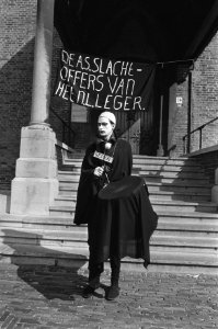 Eenmansdemonstratie tegen het leger op het Binnenhof, Bestanddeelnr 932-0704