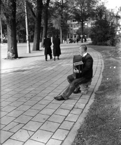 Een wandeling door Amsterdam die een serie enkele specifiek Amsterdamse merkwa, Bestanddeelnr 900-9193